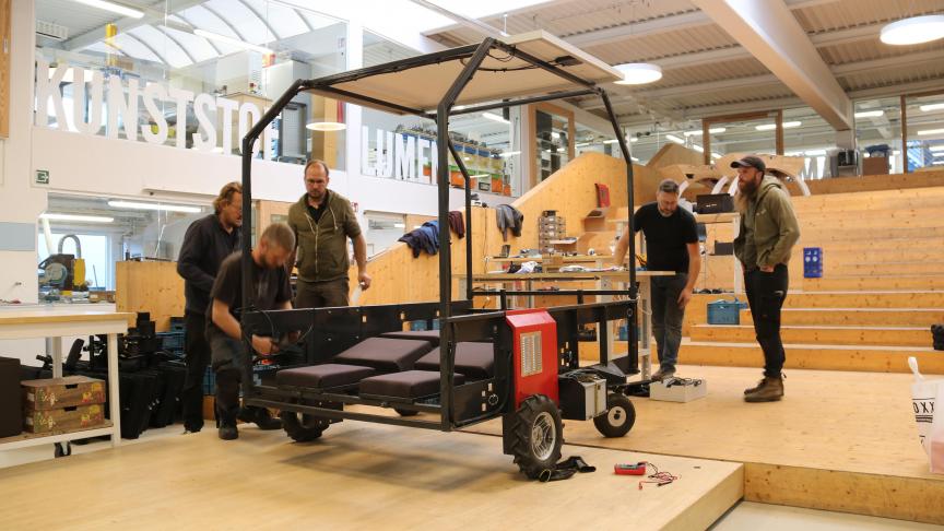 Een groep biologische boeren bouwt elektrische rolstoelen om tot milieuvriendelijke en ergonomische wiedbedden.