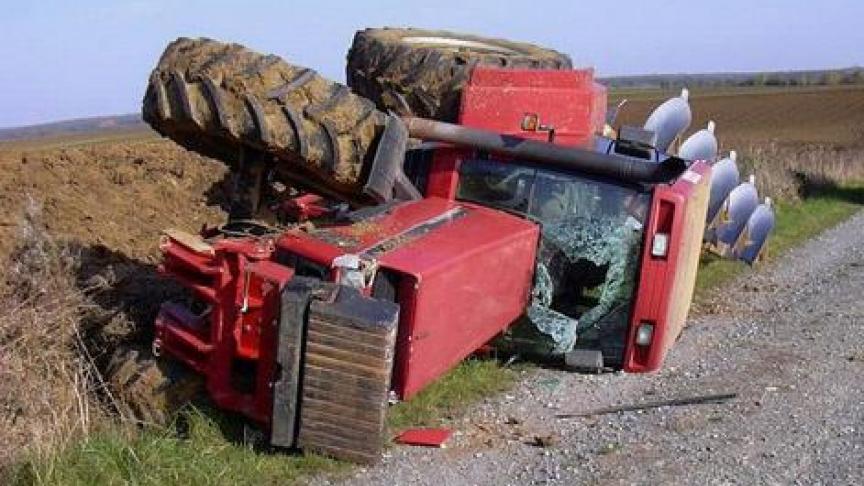 Het komt gelukkig weinig voor dat een tractor kantelt... maar het kan de bestuurder ernstig verwonden of doden.