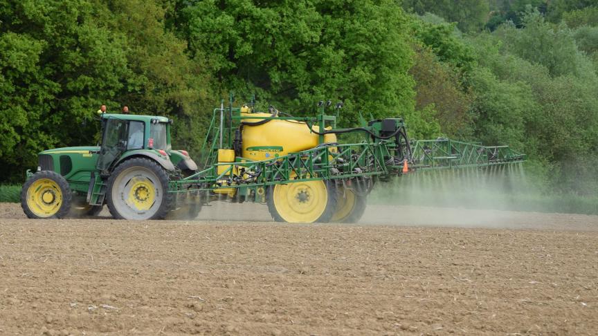 Ons land zet sterk in op de reductie van gewasbeschermingsmiddelen. Hier gaat het over een getrokken spuitmachine die herbiciden spuit voor de onkruidbestrijding, net voor de aardappelen opkomen.