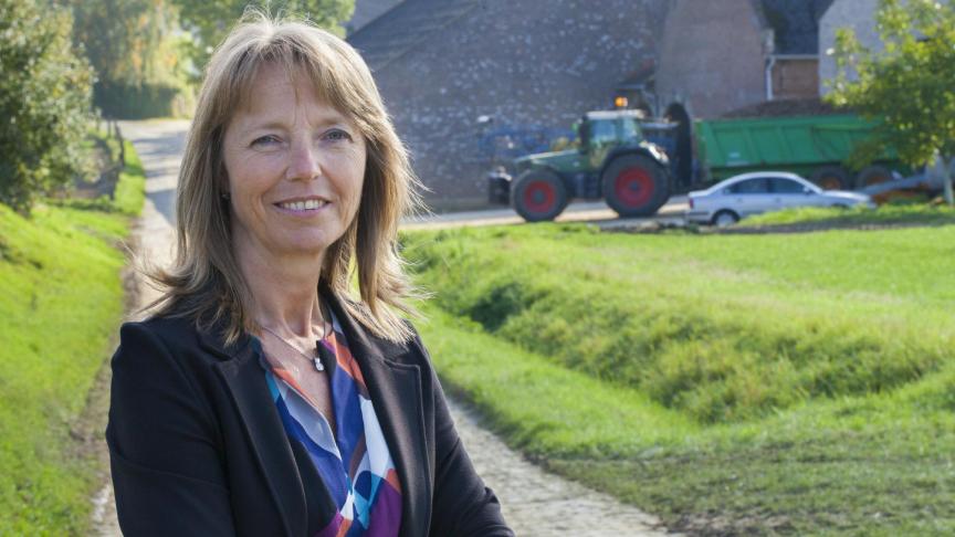 Sonja De Becker, voorzitter Boerenbond:   Met het vervroegd sluiten van de rode bedrijven en het versneld terugdraaien van de ontheffing van nulbemesting in groene bestemmingen in beschermd natuurgebied, komt de regering terug op gemaakte afspraken.