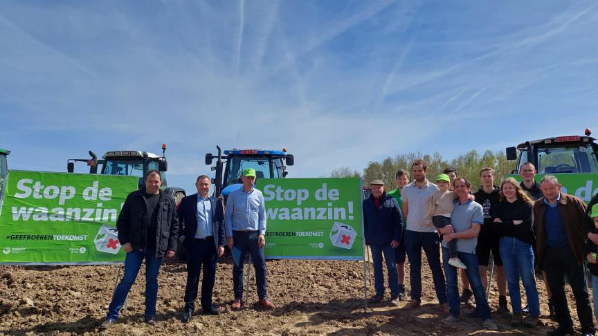 Boerenbond rolt in gans Vlaanderen de affichecampagne ‘Stop de waanzin’ uit om het onrealistische karakter van het huidige PAS aan te kaarten.