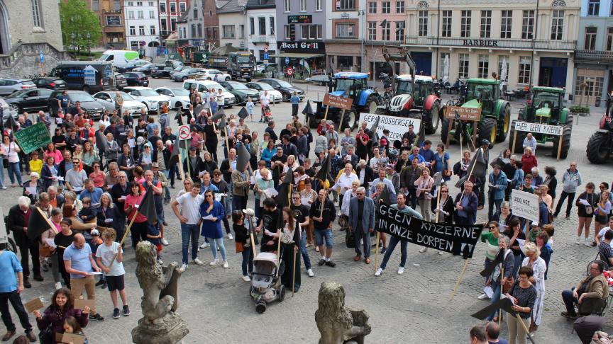 Op 23 april daagden enkele honderden landbouwers en omwonenden op aan het stadhuis van Geraardsbergen als protest  tegen de geplande kazerne.