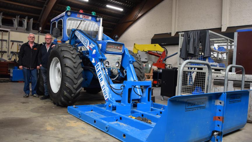 Luc en Kamiel Stuer naast hun nieuwste sleepwagen ‘kleine smurf’, gebouwd rondom een Ford County 654.