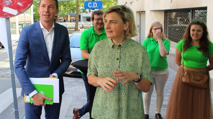 Hilde Crevits en haar opvolger Jo Brouns kondigden het decreet voor het wetenschappelijk comité voor de PAS aan bij een actie van de Groene Kring aan het Vlaamse parlement.