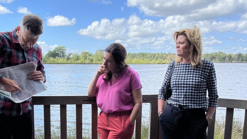 Vlaams minister van Omgeving Zuhal Demir heeft samen met de Nederlandse minister van Natuur en Stikstof Christianne van der Wal een werkbezoek gebracht aan de Kalmthoutse Heide en de haven van Vlissingen.