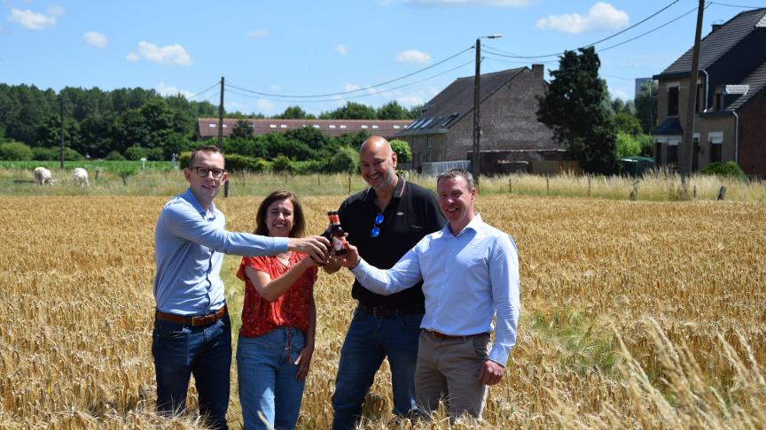 Arvesta en Alken Maes werken samen met Belgische landbouwers om brouwgerst te telen. V.l.n.r. Simon Eyers (Arvesta), Ellen Mertens (brouwer), Edwin Zuidema (mouter) en landbouwer Geert Gille.