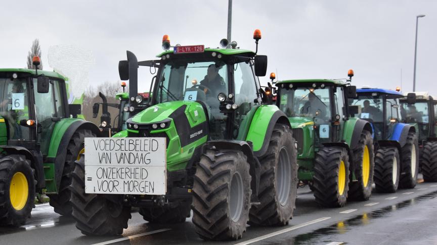 Boeren uit heel Vlaanderen zullen vanavond actie voeren op weides langs en bruggen over verschillende snelwegen.