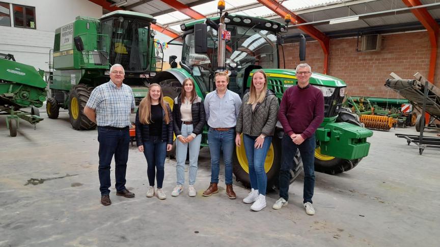 Raf Van Buynder, klastitularis en leerkracht ‘varkenshouderij’, en Carl Heyvaert, leerkracht ‘rundveehouderij’ en beheerder in het Nationaal Witblauw stamboek, organiseerden de Waalse stages voor deze 4 leerlingen van het zevende Specialisatiejaar Landbouw.