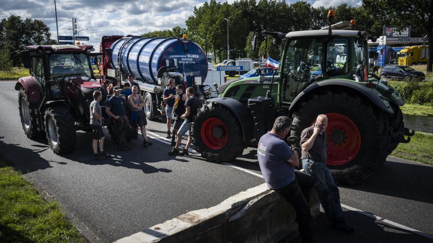 Het boerenprotest tegen de stikstofmaatregelen in Nederland verloopt een stuk grimmiger dan in Vlaanderen.