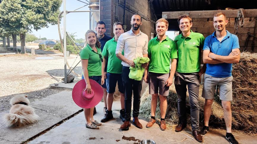 Mahdi wou horen wat de jonge boeren te vertellen hebben en ging op bezoek bij ondervoorzitter van Groene Kring Maarten Moermans in Dilsen-Stokkem.