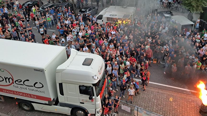 Veel mensen uit de agrarische sector voerden actie voor het gemeentehuis van Hoogstraten door het gunstig advies rond de nieuwe PAS.