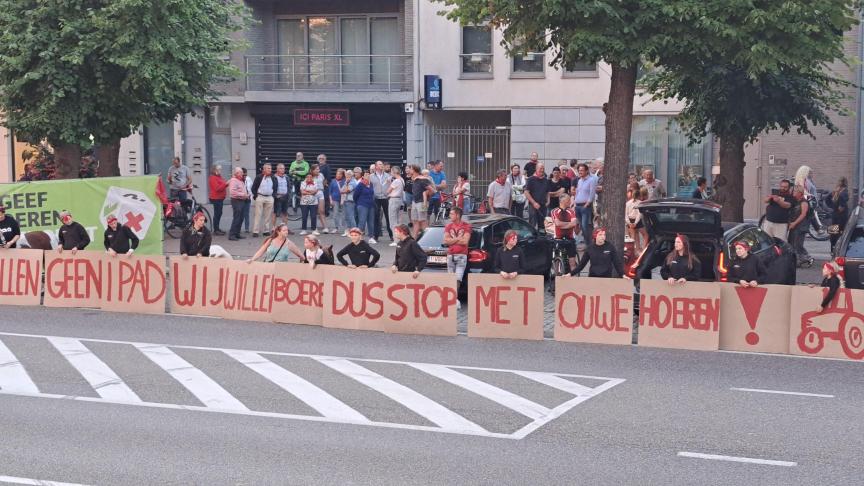 Veel mensen uit de agrarische sector voerden actie voor het gemeentehuis van Hoogstraten door het gunstig advies rond de nieuwe PAS.