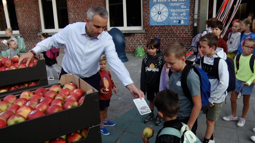 Tom Vandenkendelaere deelde schoolfruit in Roeselare.