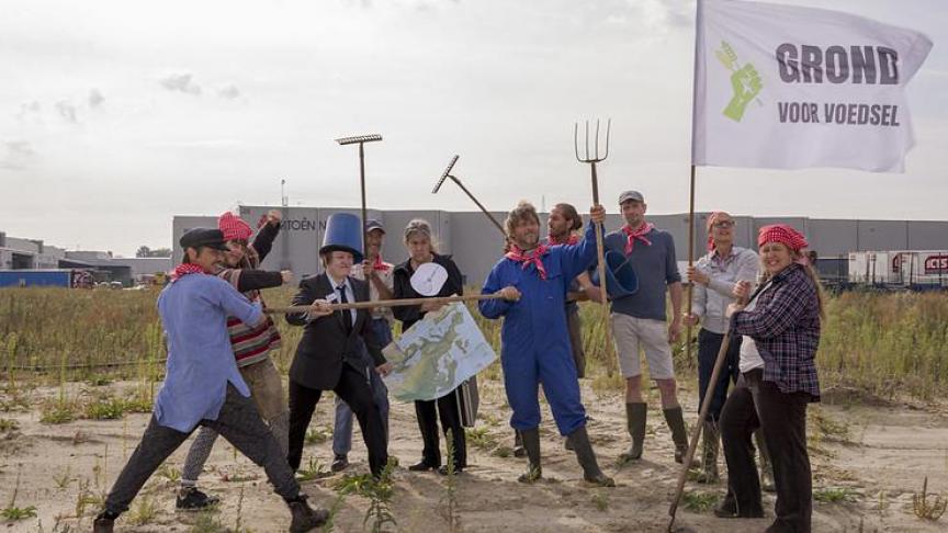 Activisten roepen op om te protesteren tegen de uitverkoop van publieke landbouwgrond.