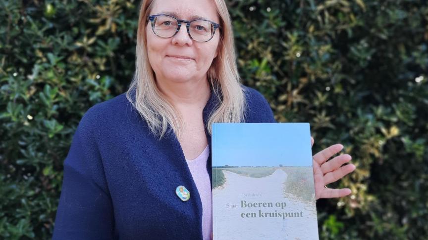 Trots presenteert Els Verté het boek met 15 verhalen van mensen die in contact kwamen met de organisatie.