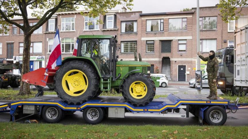 De politie neemt een traktor in beslag.