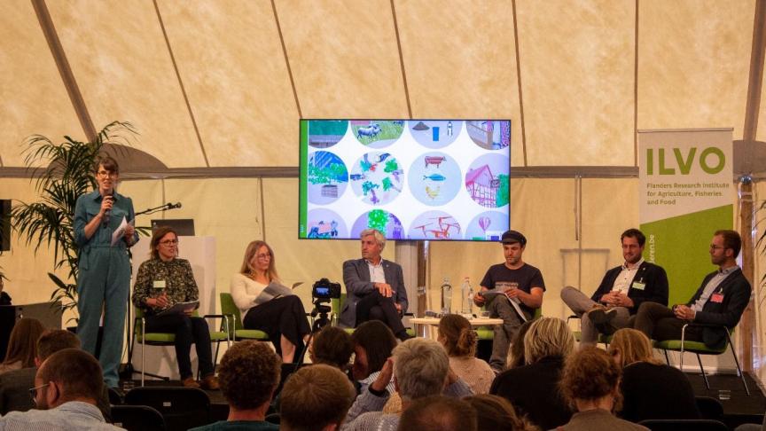 Tijdens FestILVO werd gedialogeerd over de zogenaamde 12 types van toekomstige Europese landbouwers. V.l.n.r. Elke Vanempten (ILVO), Nele Lauwers (Innovatiesteunpunt Boerenbond), Mieke Vercaeren (Colruyt Group), Hendrik Vandamme (ABS), Tijs Boelens (De Groentelaar), Jannes Maes (Kabinet Brouns), Jeroen Candel (Wageningen University & Research).