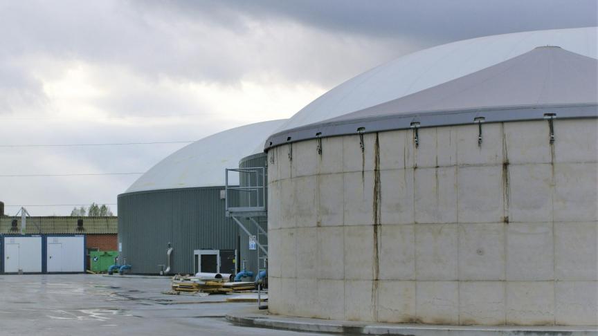 Een nieuwe biogasinstallatie is door de gestegen grondstofprijzen en de hogere lonen duurder geworden, maar door de nog meer gestegen energieprijzen is zo’n installatie nu nog sneller terugverdiend dan vroeger.
