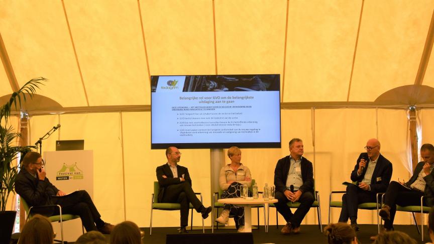 Vlnr. Moderator Franky De Letter, Michael Gore (FEBEV), Katrien D’hooghe (BFA), Marc Devriese (Fedagrim), Bart Sonck (ILVO) en Sam De Campeneere (ILVO)