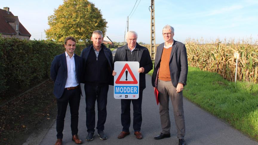 Varkens- en groentenboer Koen De Schryvere (tweede van l.) uit Koekelare steunt de Modder op de weg-campagne van de provincie West-Vlaanderen, samen met (vanaf l.) schepen van Landbouw Jan Lievens, gouverneur Carl Decaluwé en burgemeester van Koekelare Patrick Lansens.