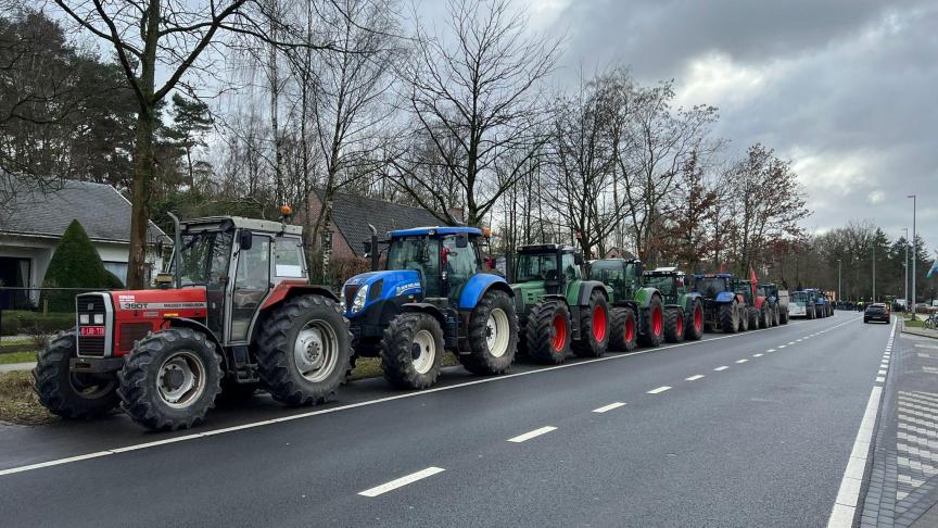 124 tractoren werden netjes naast de Bredabaan geplaatst als protest.