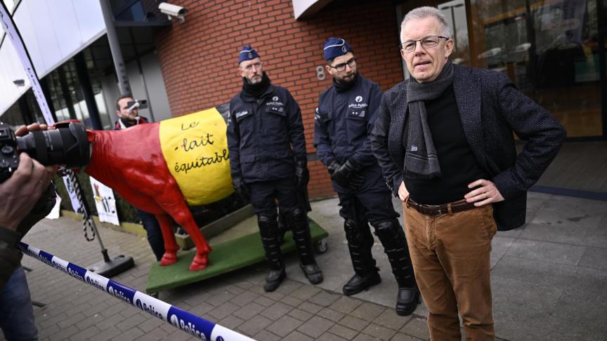 CEO Dominique Michel kwam persoonlijk antwoord bieden aan de misnoegde fruittelers. Hij weerlegde dat de supermarkten een groot voordeel halen uit de lage aankoopprijs.