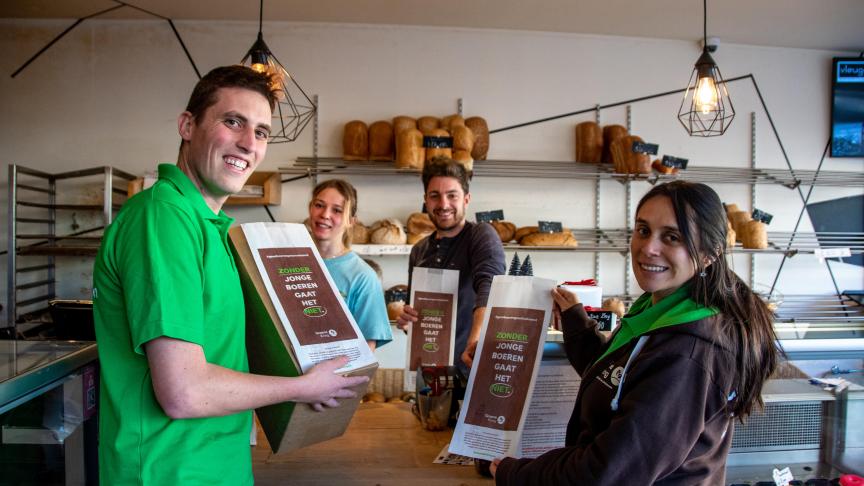 Groene Kring liet 75.000 broodzakken drukken met daarop de slogan ‘Zonder jonge boeren gaat het niet’.