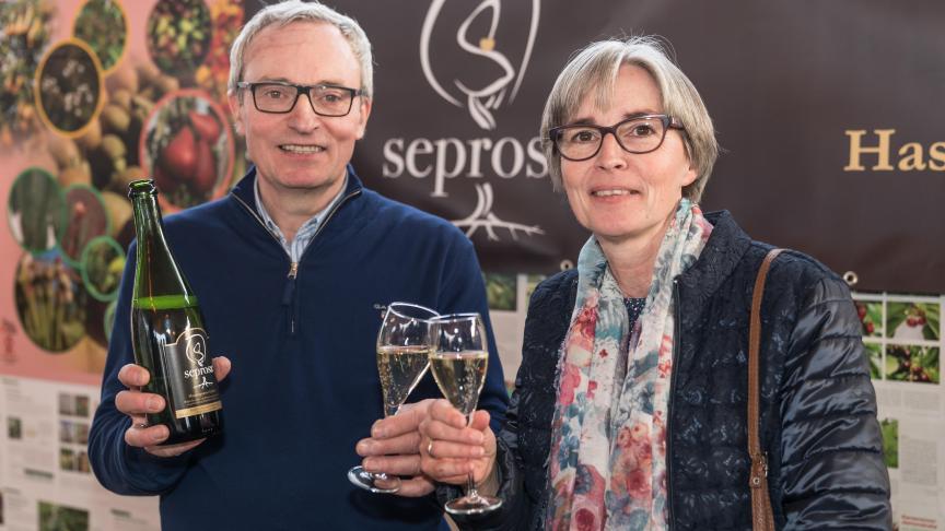 Samen met zijn vrouw Colette Lammens kwamen Eddy en Ghislain Houben (niet op de foto) op het idee om een mousserende wijn te maken met hun eigen appels.