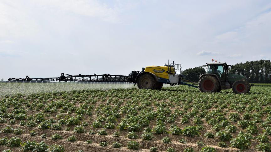 De Europese Unie verbiedt het op de markt brengen van bepaalde pesticiden, maar productie en export blijven mogelijk.
