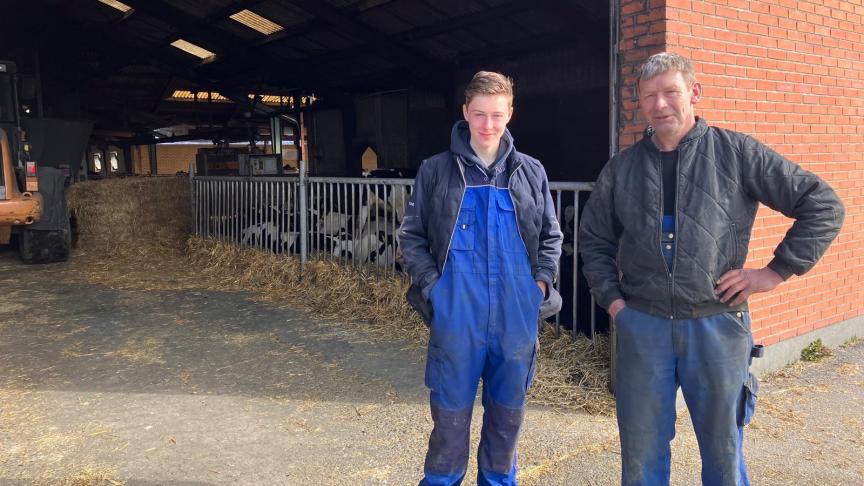 Jaron hielp tijdens zijn stage ervaring op in een melkveebedrijf in Denemarken