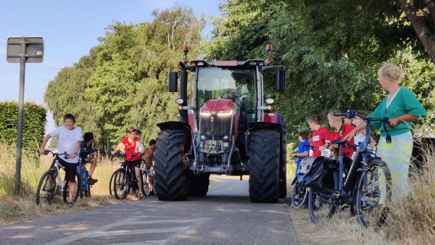 In Retie fietsten de leerlingen van het 5e leerjaar van Schoonbroek in een proefopstelling (een weg met uitwijkstroken)in het Oude Beemdengebied.
