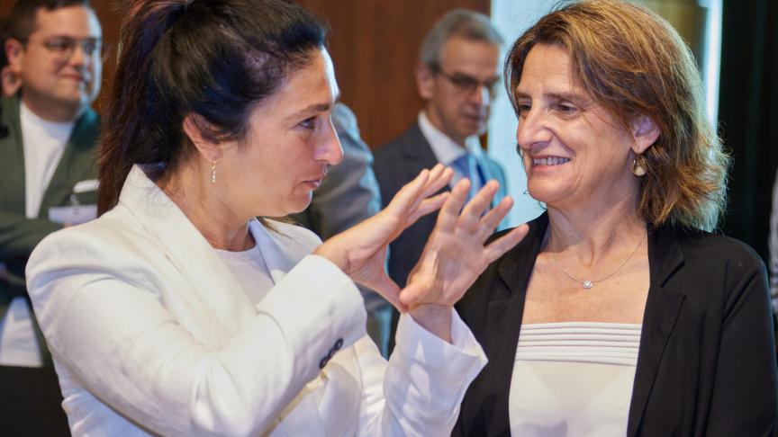 Vlaams minister Zuhal Demir (l.), hier in gesprek met de Spaanse minister Teresa Ribera (r.), was aanvankelijk fel tegen de Europese natuurherstelwet gekant, maar lijkt zich nu te kunnen vinden in de aangepaste versie daarvan.