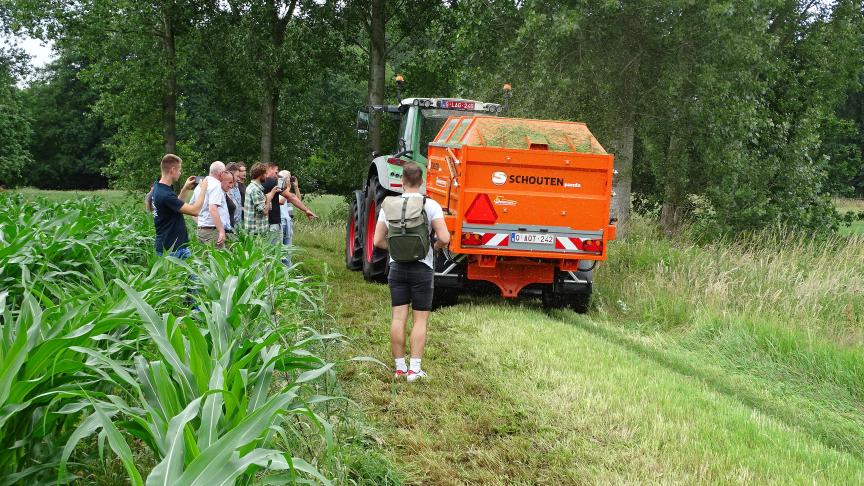 Met de maai-laadwagen wil de provincie een kwalitatief beheer in bufferzones ondersteunen.