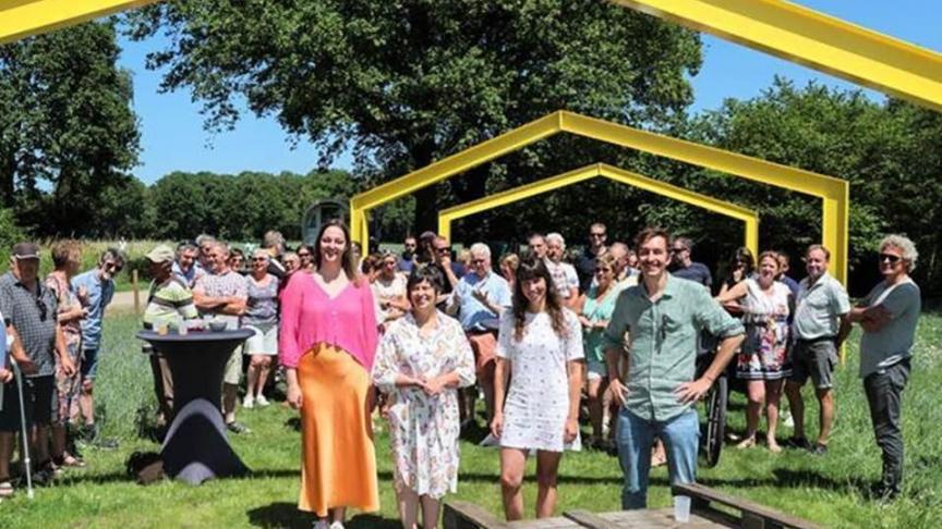 Veel nieuwsgierig volk voor de opening van de Gestalten in Ravels. Vooraan staan boerendochter Kaat Pelkmans (Oud-Raveldonk), gedeputeerde Kathleen Helsen en architectenduo Hannah De Vidts en Floris Vincke.