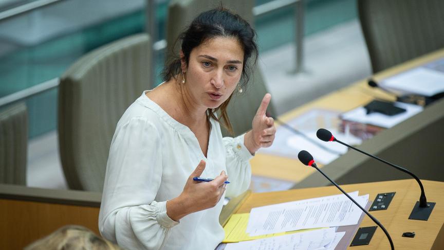 Vlaams minister van Omgeving Zuhal Demir: “Vlaanderen moet meer lessen trekken uit de PFAS-saga.”