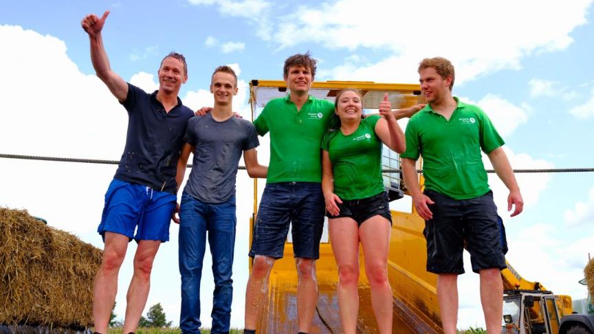Vlaams minister van Landbouw Jo Brouns (links) nam samen met een team van Groene Kring deel aan het Limburgse luik van Held van ‘t Veld.