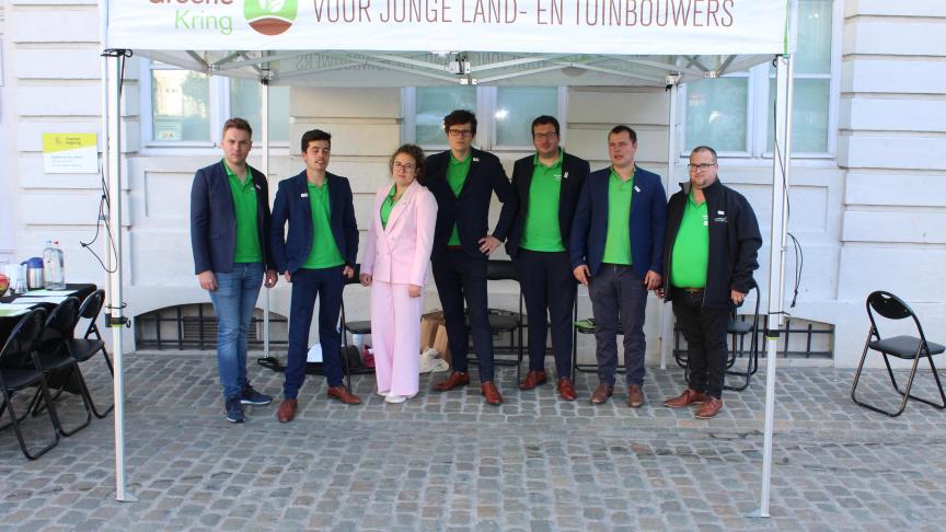 De jonge landbouwers van Groene Kring trokken in kostuum naar de Vlaamse regering om net als Ineos waarborgen en garanties te krijgen voor hun bedrijven.