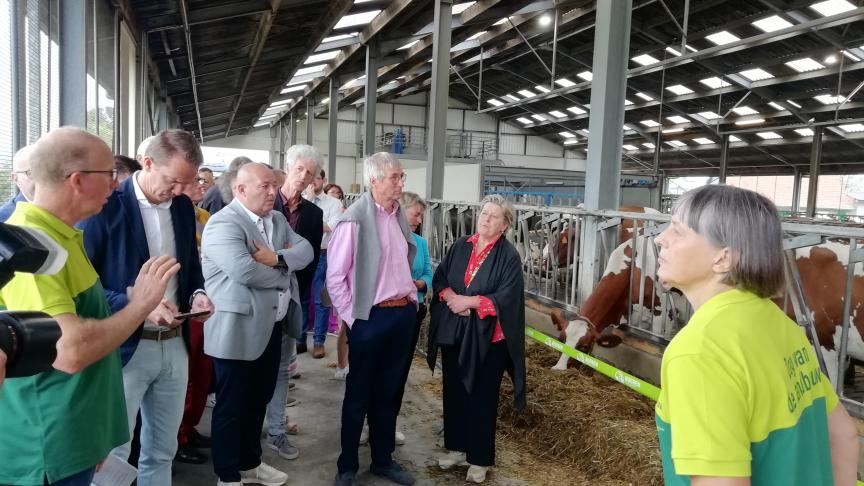 Ronnie en Annick Perneel-Schepens leidden minister van Landbouw Jo Brouns doorheen de stallen.