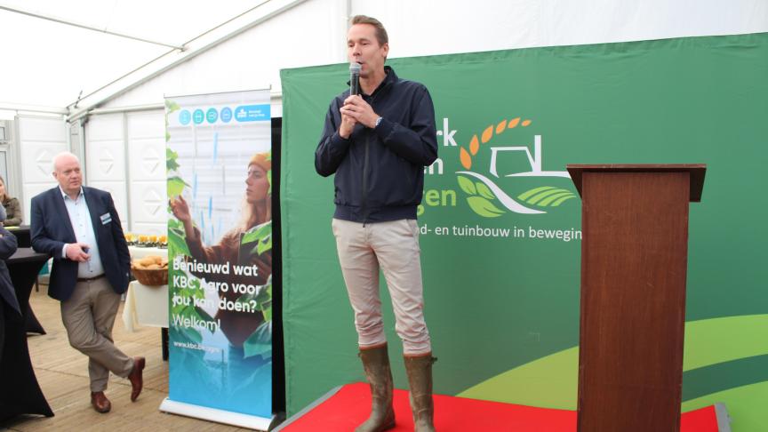 Vlaams minister van Landbouw Jo Brouns trok vanmorgen, net als vele bezoekers, de laarzen aan voor de Werktuigendagen (WTD) in Oudenaarde.