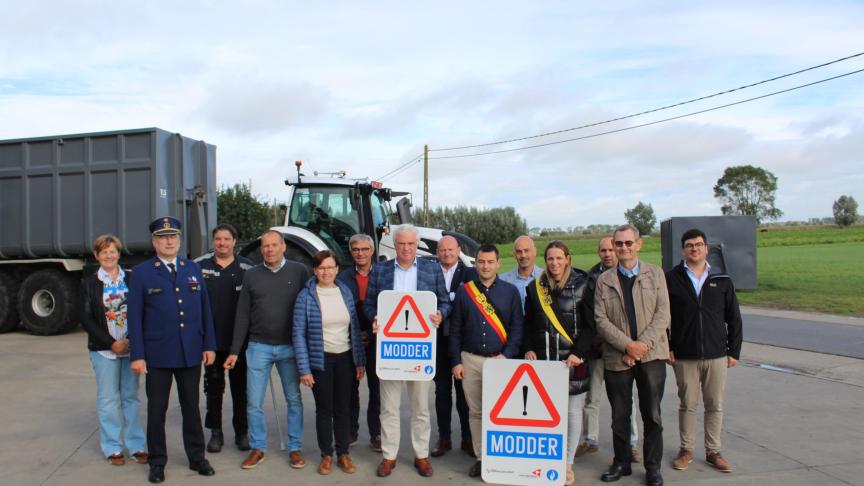 De ploeg die zijn schouders zet onder de Modder op de Weg-campagne in West-Vlaanderen op bezoek bij Ives Sap en Nancy Courtens in Houthulst.