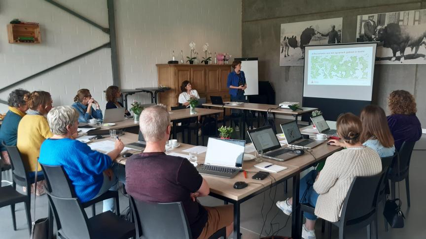 Een feerbeeld van de infosessie voor ambtenaren over het geoloket landbouwkompas bij Loei Dolle Pret in Herenthout.