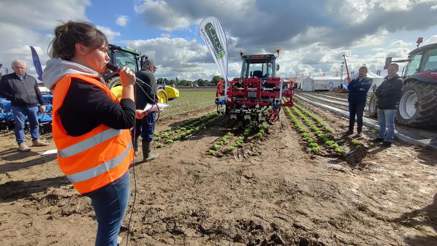 Lieven Delanote, adviseur bio bij Inagro begeleidde samen met Stefanie Delbeke, die tuinbouwconsulent is bij Boerenbond, de demo mechanische onkruidbestrijding op de Werktuigendagen.