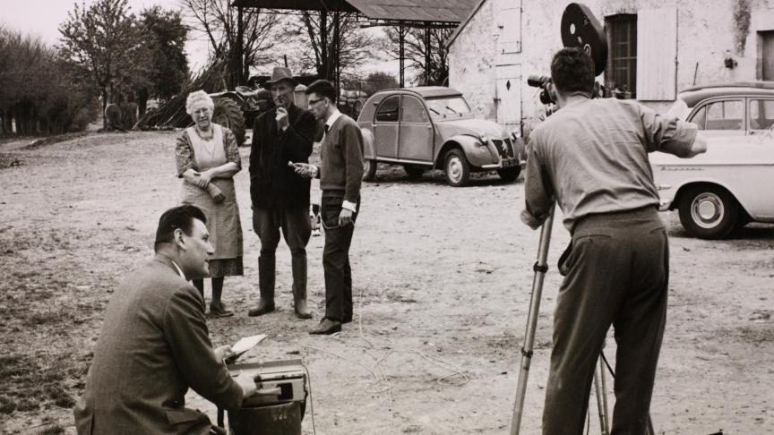 Foto van tijdens de voorbereiding van de filmopnamen op het gemengd bedrijf van Verheecke-Hallaert te Thou, Loiret. Het interview diende voor de uitzending van 23/4/1961: ‘Vlaamse boeren in Frankrijk’. 1961.