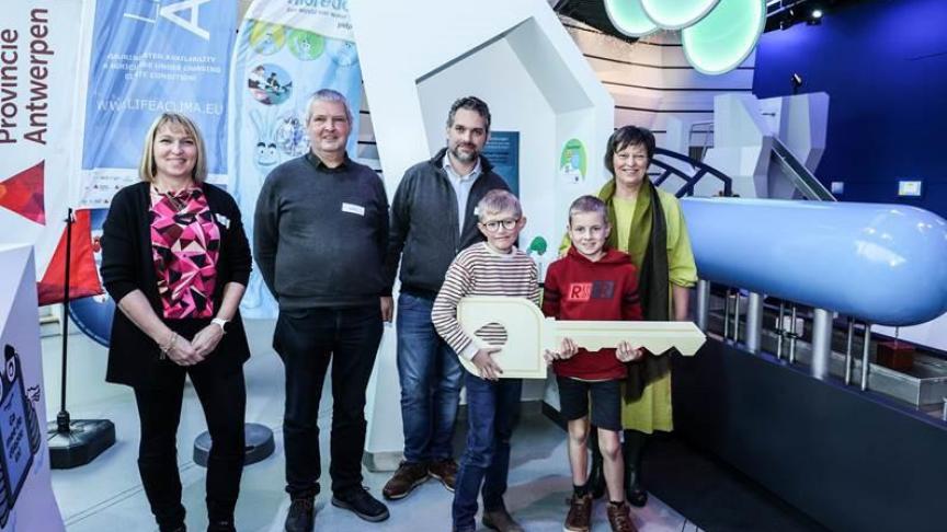Van links naar rechts Hilde De Laet (manager Hidrodoe), Koen Bernaerts (voorzitter Provinciale Landbouwkamer), Joris De Nies (projectcoördinator Life ACLIMA), gedeputeerde Kathleen Helsen. Vooraan: twee leerlingen van de winnende klassen uit Merksplas en Balen. Koen Fasseur voor provincie Antwerpen