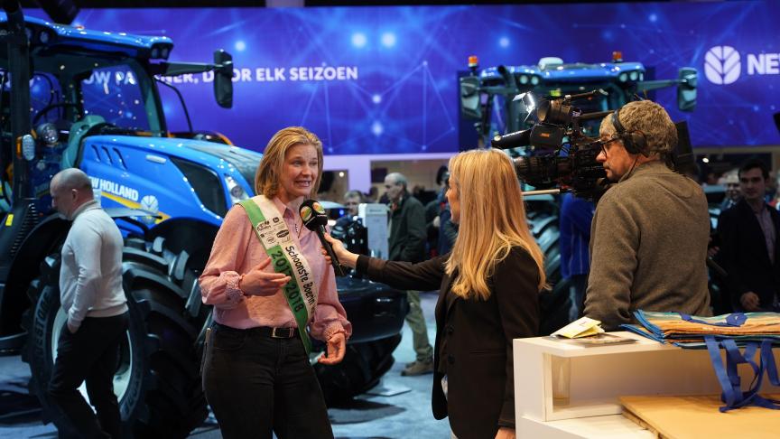 Mieke Verniest maakt de winnende tractoren bekend.