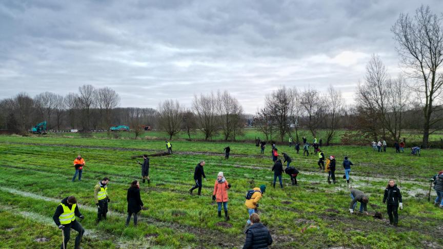 Met de aanplant op de Onderzoekskouter in Merelbeke realiseert ILVO een ontbrekende ecologische verbinding tussen 2 nabijgelegen natuurgebieden en draagt het bij aan de bebossingsambities van de Vlaamse regering.