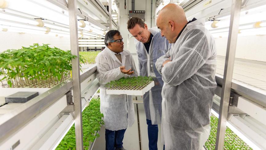 Minister van Landbouw Jo Brouns bezocht samen met Voka-KvK Vlaams-Brabant het R&D Center van Bayer in Bergschenhoek (NL).