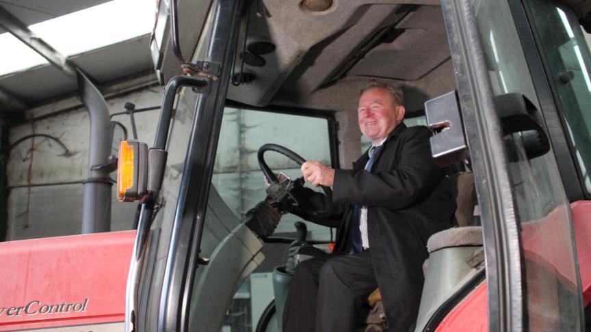 Janusz Wojciechowski mocht even plaatsnemen in de tractor. Hij is een fan van Massey Ferguson.