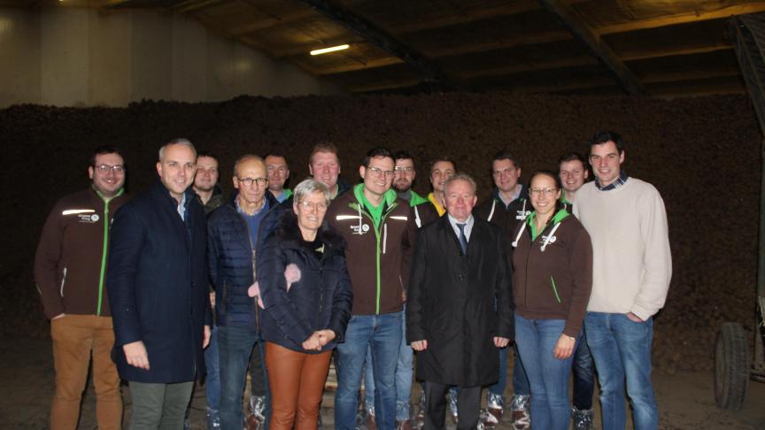 Na de rondleiding op het bedrijf en de groepsfoto gingen in een besloten vergadering nog meer leden van Groene Kring in debat met de Eurocommissaris.