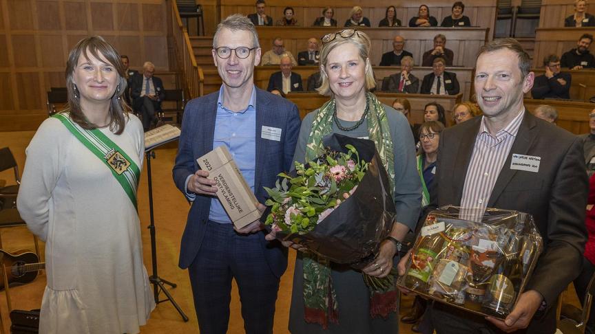 Het ILVO werd gehuldigd als verdienstelijke Oost-Vlaming. Vlnr. gedeputeerde Leentje Grillaert, administrateur-generaal Joris Relaes, communication manager Greet Riebbels, afdelingshoofd Kristiaan Van Laecke.